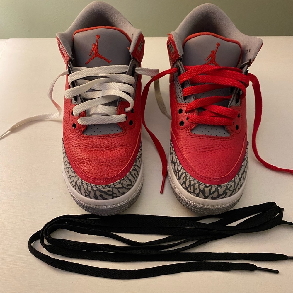 Air Jordan 3 retro red, grey black . Boys youth 5